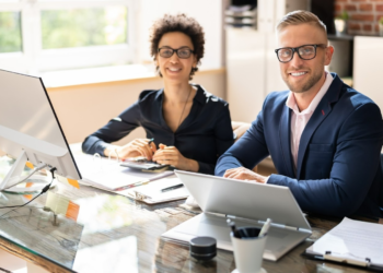 How a Fractional Compliance Officer Helps Startups Manage Regulatory Risk