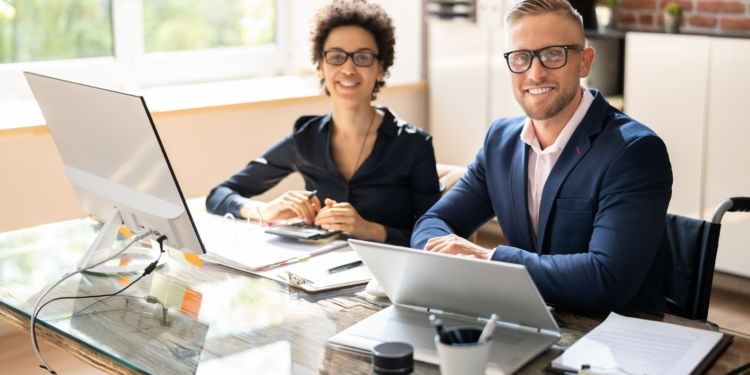 How a Fractional Compliance Officer Helps Startups Manage Regulatory Risk